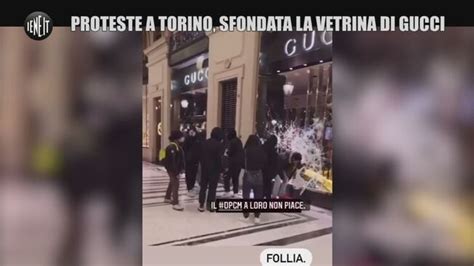 vetrina gucci sfondata|Scontri a Torino: nella notte di guerriglia vetrine sfondate e .